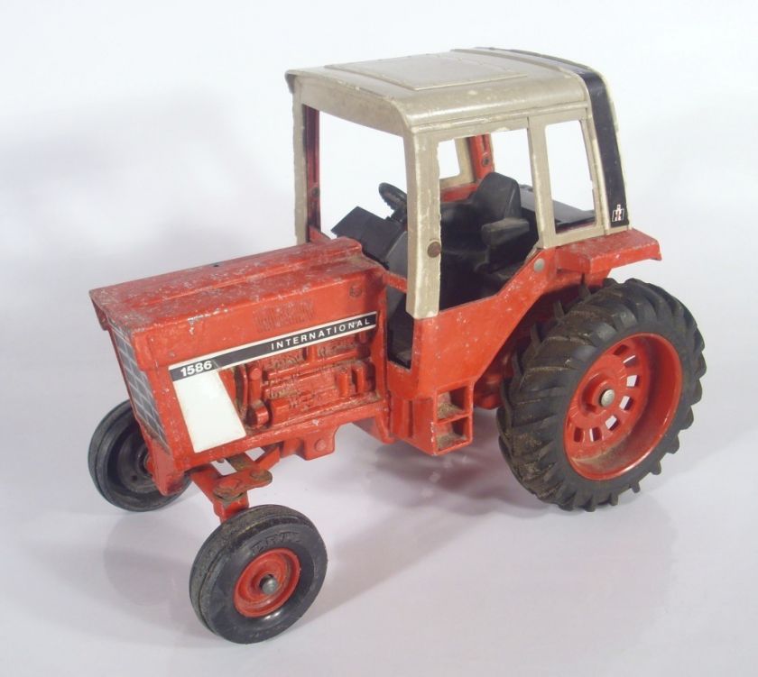 International Harvester Tractor 1586 Ertl Metal Toy  