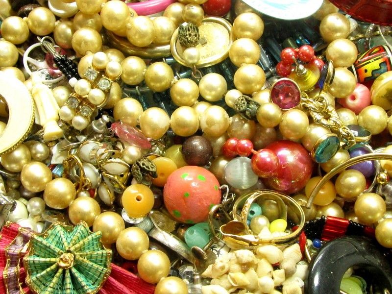 VINTAGE JUNK JEWELRY SCRAP CRAFT LOT*BROKEN PARTS*FINDINGS*EARRINGS 2 