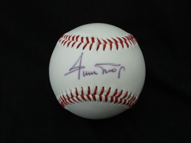 WILLIE MAYS SIGNED BASEBALL MLB AUTO BALL HALL OF FAME  