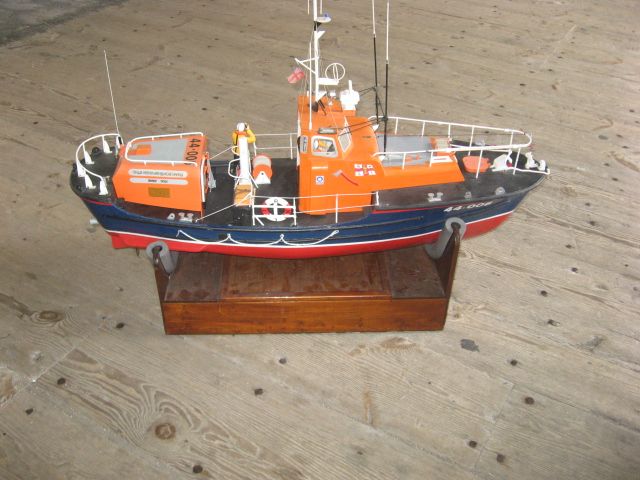 RNLI Waverney Class Lifeboat 1/12th Scale And Crew  