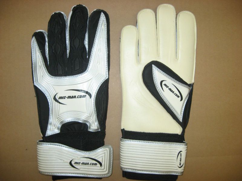 FOOTBALLL GOALKEEPER GLOVES L MIZ MAN NEW  