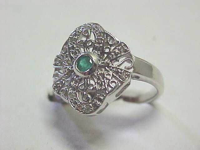 White Gold Emerald ring  