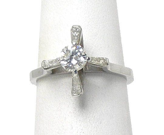 UNIQUE 18k WHITE GOLD DIAMOND SOLITAIRE & ACCENTS RING  