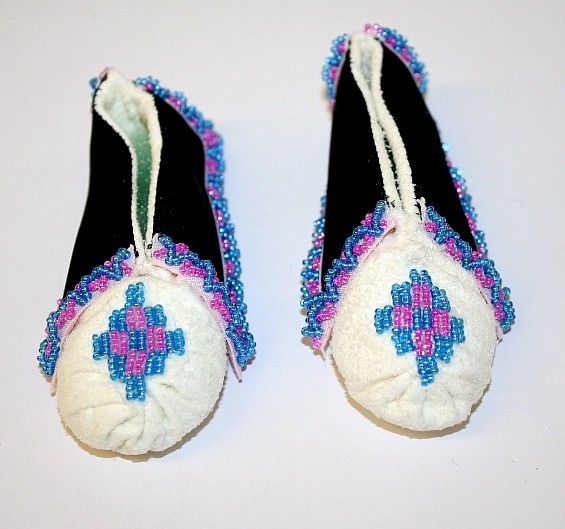   BEADED NORTHERN PLAINS BUCKSKIN NATIVE AMERICAN MOCCASINS  